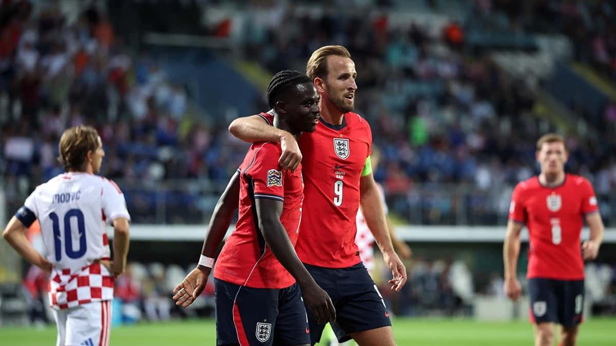Harry Kane abraza a Bukayo Saka mientras festejan un gol de Inglaterra ante Croacia en Rijeka, con Luka Modric de espaldas