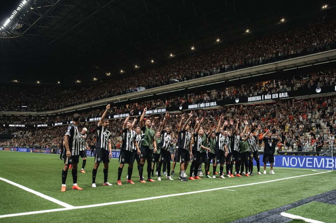 Los jugadores de Atlético Mineiro saludan a la hinchada en la Arena MRV después de clasificarse a la semifinal de la Copa Sudamericana ante Santos, el 16 de septiembre de 2026 (foto de archivo: prensa oficial de Atlético Mineiro)