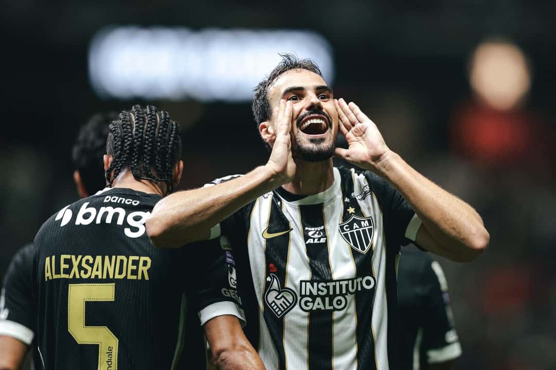 Un jugador del Atlético Mineiro, con la camiseta a rayas blancas y negras, festeja un gol haciendo un gesto con las manos; foto de archivo de 2026 (foto: prensa oficial de Atlético Mineiro)