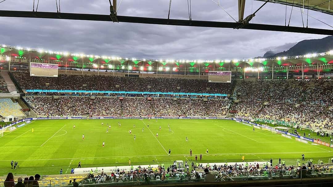 Las tribunas del Maracaná, con la iluminación encendida, durante un partido nocturno en Río de Janeiro; foto de archivo de julio de 2023 (foto: Thaismay, Wikimedia Commons, licencia CC BY-SA 4.0)