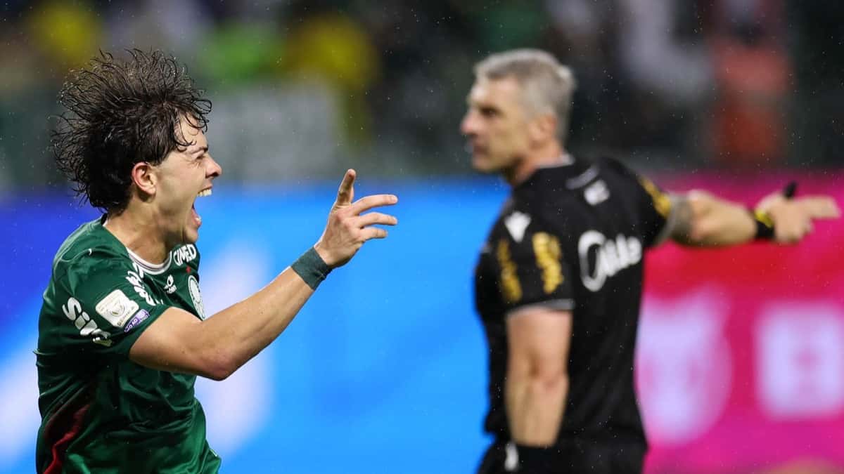 El argentino Agustín Giay, con la camiseta verde del Palmeiras, grita con el brazo extendido en la goleada 4-1 a Corinthians en el Nubank Parque (foto: Cesar Greco / Palmeiras)