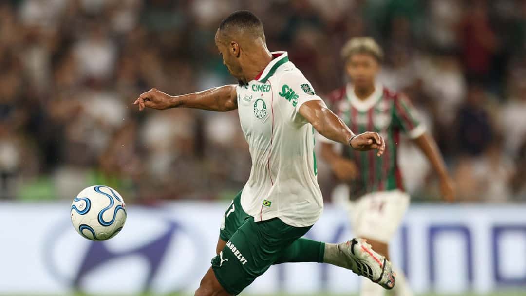 Marlon Freitas, con la camiseta blanca del Palmeiras, le pega a la pelota en la jugada de su gol a Fluminense en el Maracaná (foto: Cesar Greco / Palmeiras)