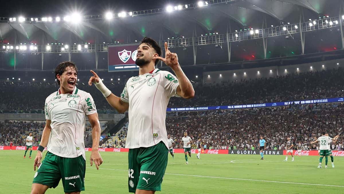 Flaco López, con la camiseta blanca del Palmeiras, señala al cielo para festejar su gol a Fluminense en el Maracaná en la ida de la semifinal; foto de archivo del miércoles 14 de octubre (foto: Cesar Greco / Palmeiras)