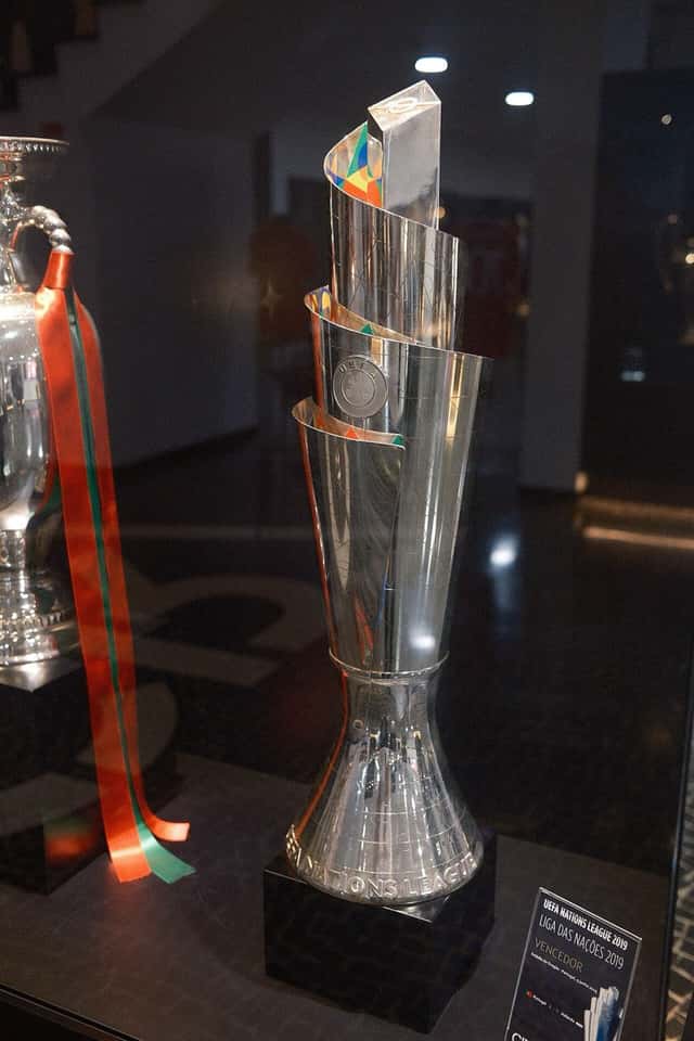 El trofeo de la UEFA Nations League, en exhibición (foto: Tkotw12, Wikimedia Commons, licencia CC BY-SA 4.0)