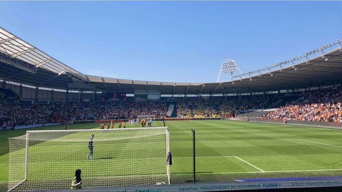 La cancha y las tribunas del MKM Stadium de Hull, con un arco en primer plano y el público durante un partido; foto de archivo de agosto de 2022 (foto: NONONSENSEDEFENDING, Wikimedia Commons, licencia CC BY-SA 4.0)