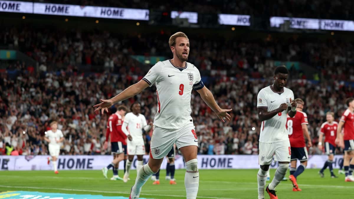 Harry Kane, con la camiseta blanca número 9 y la cinta de capitán, abre los brazos para festejar su segundo gol ante Chequia en Wembley (foto: prensa oficial de la federación inglesa)