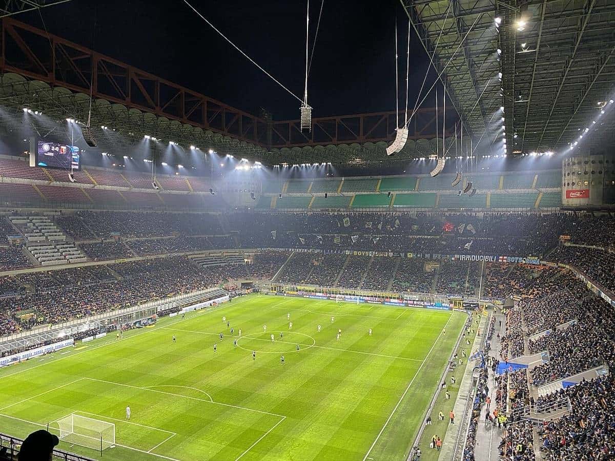 Las tribunas de San Siro llenas durante un partido del Inter de noche, con la cancha iluminada; foto de archivo de 2019 (foto: Vincenzo.togni, Wikimedia Commons, licencia CC BY-SA 4.0)
