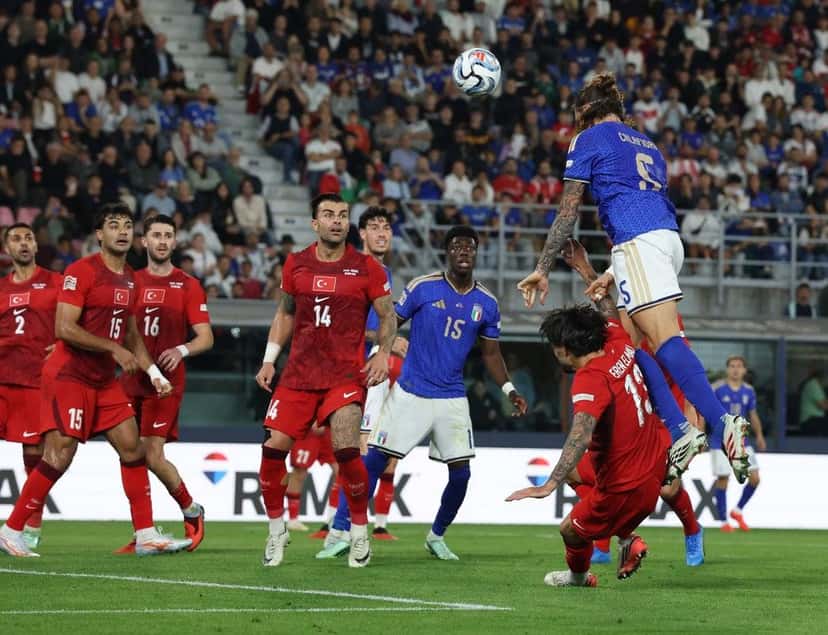 Riccardo Calafiori, con la camiseta 5 de Italia, cabecea en el área de Turquía en la jugada del 2-1 en el estadio Dall'Ara de Bologna (foto: prensa oficial de la FIGC)