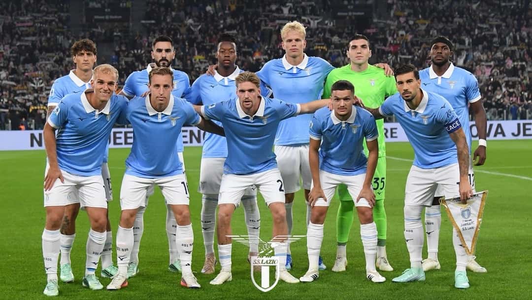 Los titulares de la Lazio, con la camiseta celeste, posan para la foto de equipo antes del partido ante la Juventus en el Allianz Stadium (foto: prensa S.S. Lazio)