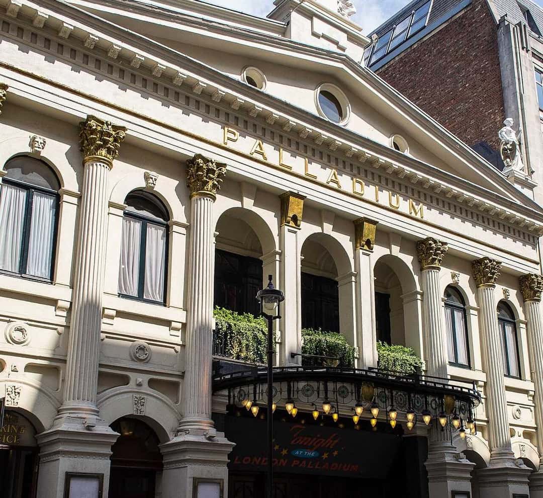 La fachada del London Palladium, en Londres, con sus columnas blancas, los balcones y el nombre del teatro en letras doradas; foto de archivo de 2014 (foto: MrsEllacott, Wikimedia Commons, licencia CC BY-SA 3.0)