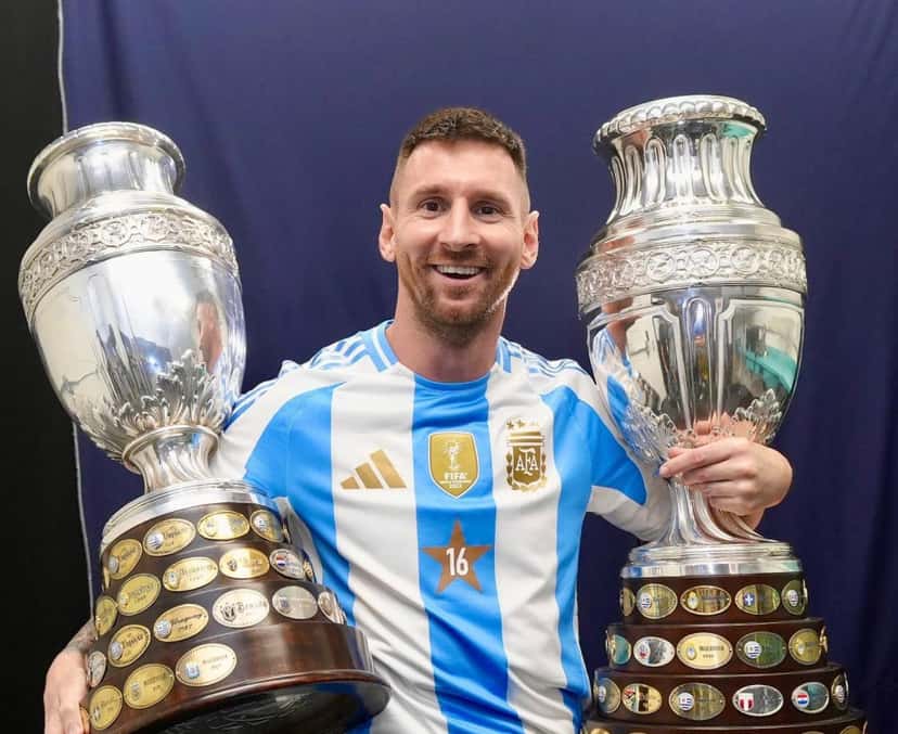 Lionel Messi posa con las dos Copas América ganadas con la Selección Argentina