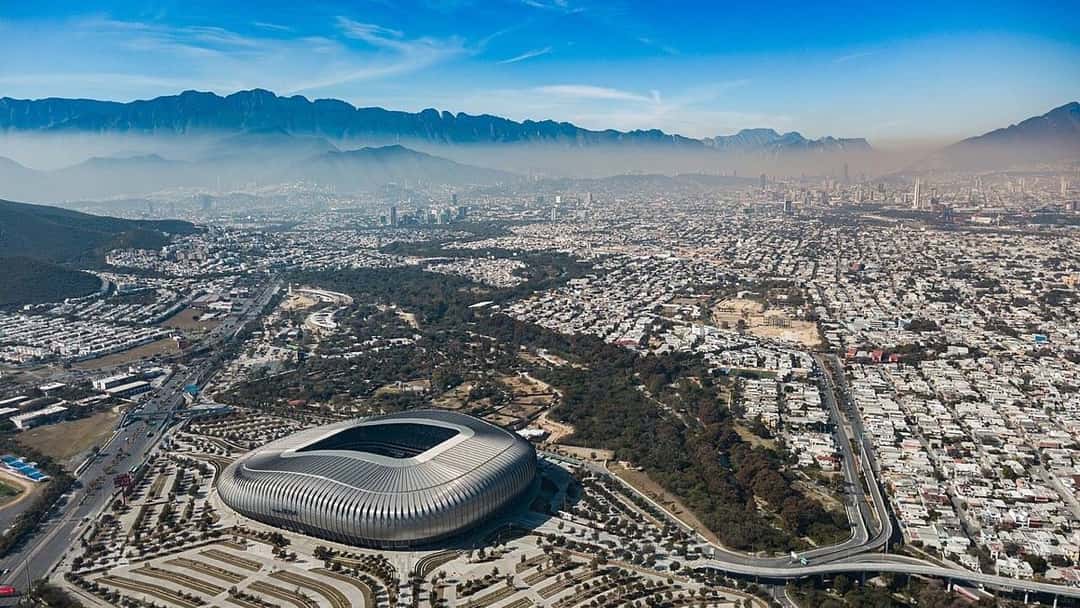 El estadio BBVA y la ciudad de Monterrey vistos desde el aire, con la sierra de fondo; foto de archivo de enero de 2026 (foto: Arne Müseler, Wikimedia Commons, licencia CC BY-SA 3.0 DE)