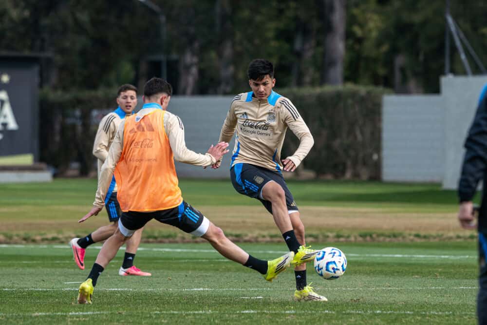 Jugadores de la preselección argentina Sub-17, con pecheras y camisetas de entrenamiento, disputan la pelota en una práctica; foto de archivo de julio de 2026 (foto: prensa oficial de la AFA)