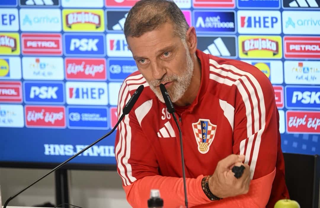 Slaven Bilić, entrenador de Croacia, con buzo rojo de la selección, responde preguntas en la conferencia de prensa del lunes, en la previa del partido con España. Foto: Drago Sopta / HNS (federación croata)