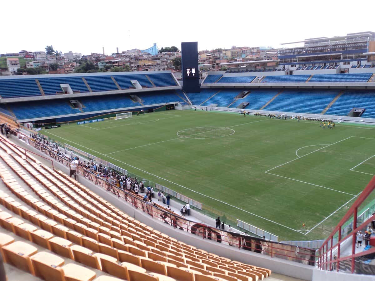 Las tribunas azules y naranjas de la Arena Barueri y la cancha vista desde una platea lateral; foto de archivo de 2011 (foto: Lucas gc, Wikimedia Commons, dominio público)