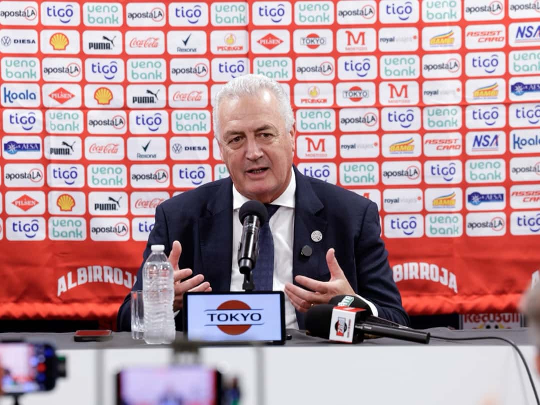 Gustavo Alfaro habla en la conferencia de prensa posterior al triunfo de Paraguay ante Colombia