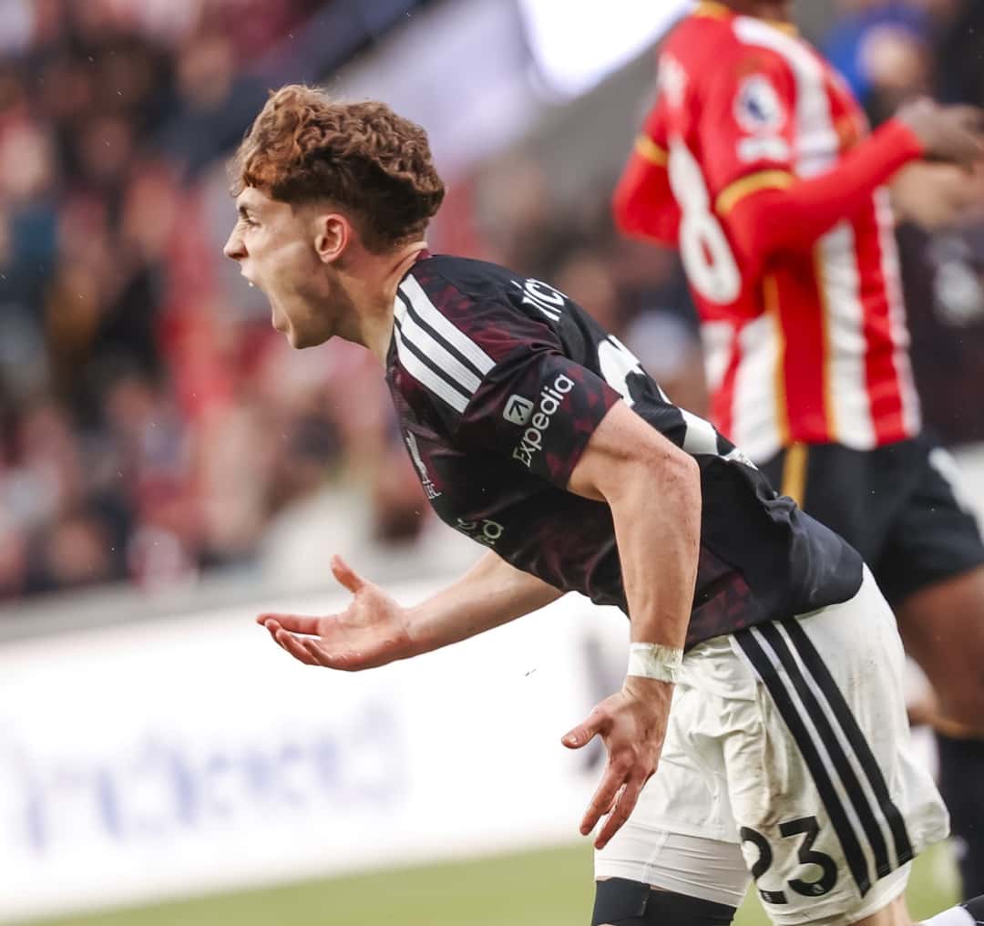 Víctor Muñoz, con la camiseta oscura número 23 de Liverpool, grita el gol del empate ante Brentford, con un jugador local de rojo y blanco de fondo (foto: prensa Liverpool FC)