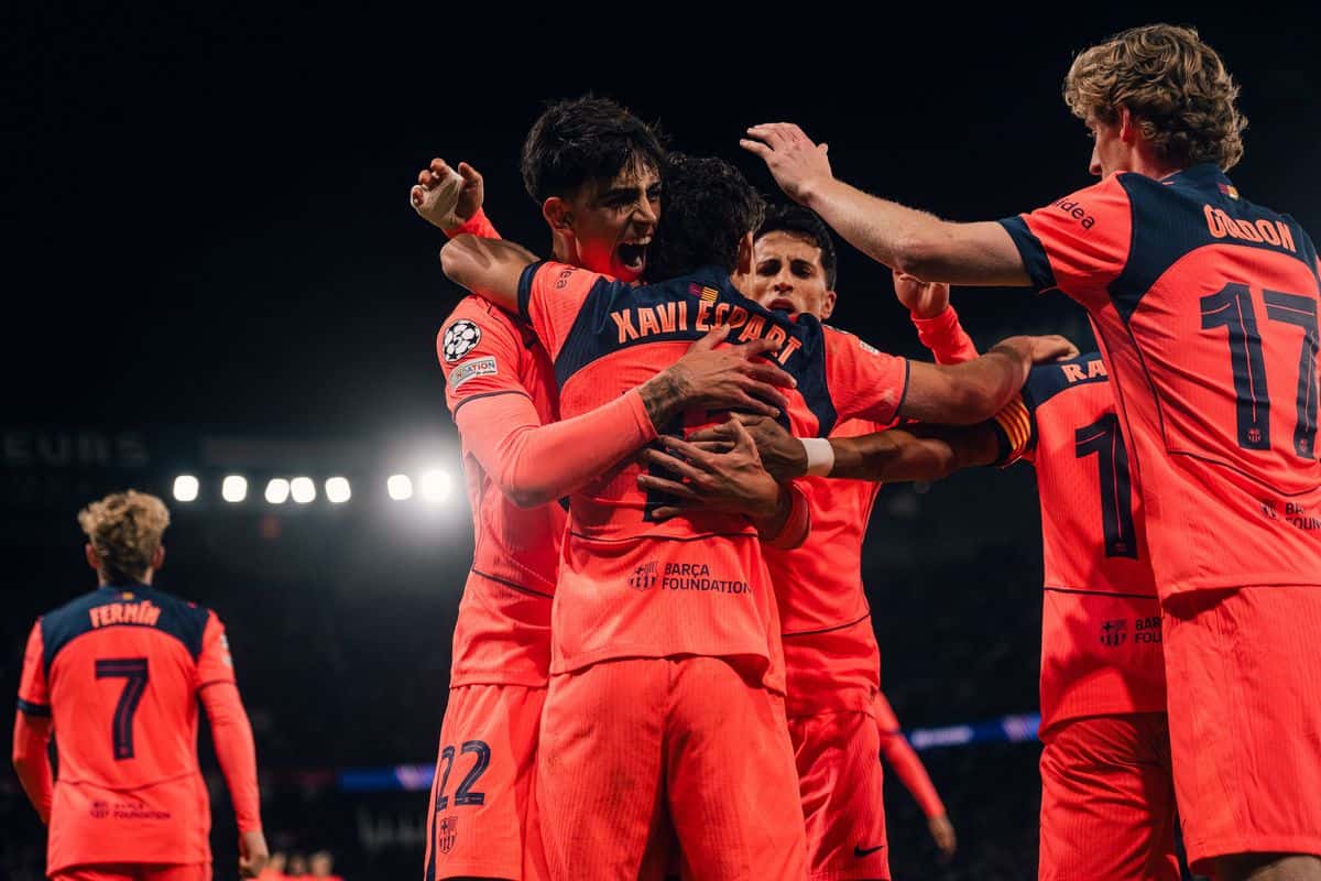 Xavi Espart, de espaldas con la camiseta naranja del Barcelona y su nombre en la espalda, festeja su gol al PSG abrazado con sus compañeros, entre ellos Gordon con el 17, en el Parque de los Príncipes (foto: FC Barcelona)