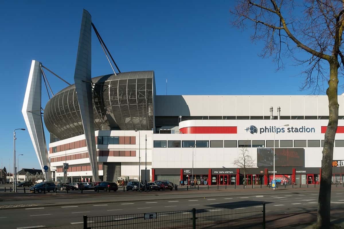 La fachada del Philips Stadion de Eindhoven, con sus pilares blancos y el cartel del estadio, bajo un cielo azul; foto de archivo de enero de 2019 (foto: Michielverbeek, Wikimedia Commons, licencia CC BY-SA 4.0)