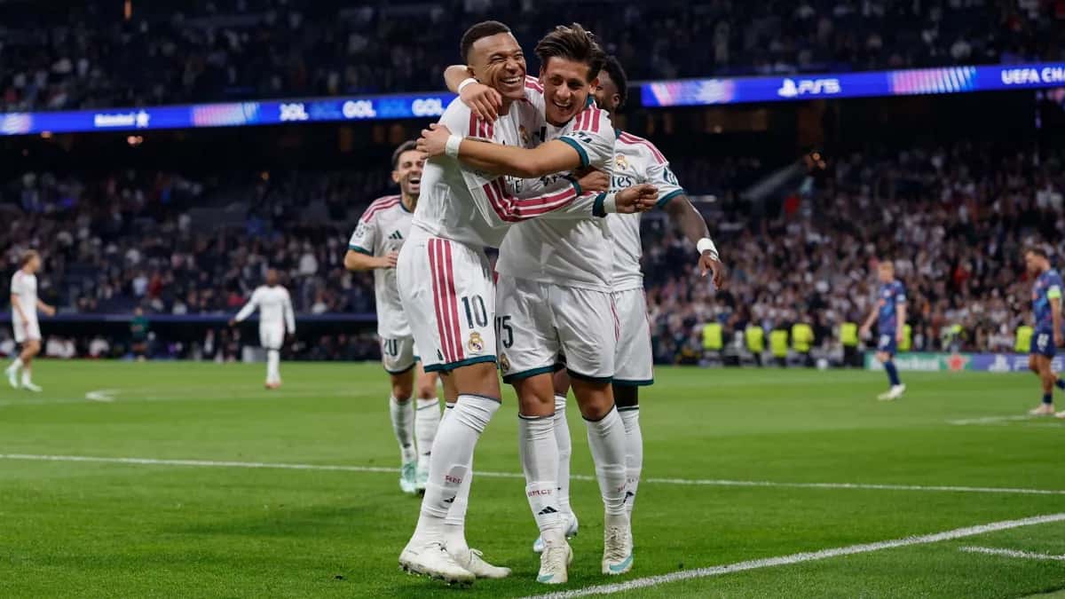 Kylian Mbappé abraza a Arda Güler, con la camiseta blanca del Real Madrid y el número 10, para festejar un gol al Leipzig en el Santiago Bernabéu (foto: Real Madrid)