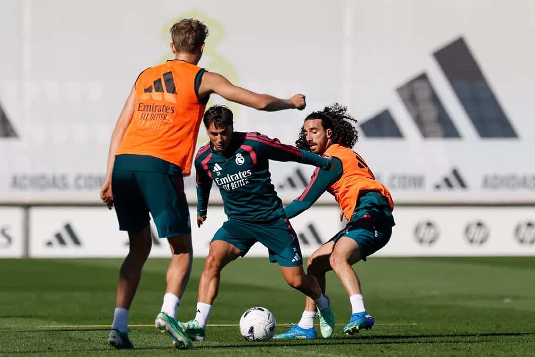 Brahim Díaz conduce la pelota marcado por Marc Cucurella durante el entrenamiento del viernes en la Ciudad Real Madrid (foto: Real Madrid C.F.)