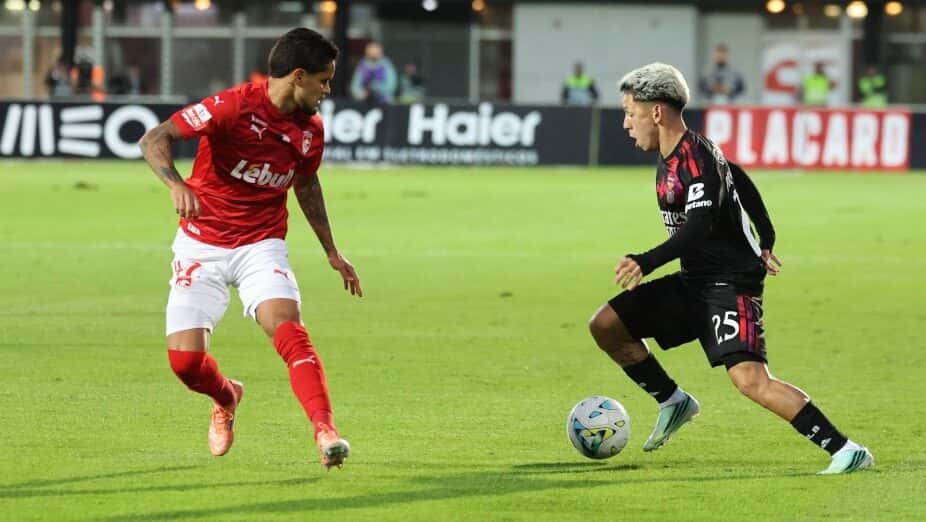 Gianluca Prestianni, con la camiseta negra del Benfica y el número 25, conduce la pelota ante un jugador del Santa Clara en el estadio de São Miguel (foto: SL Benfica)