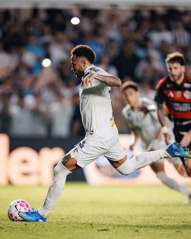 Neymar, con la camiseta blanca del Santos, le pega a la pelota en uno de los dos penales que convirtió ante Flamengo (foto: Raul Baretta / Santos FC)