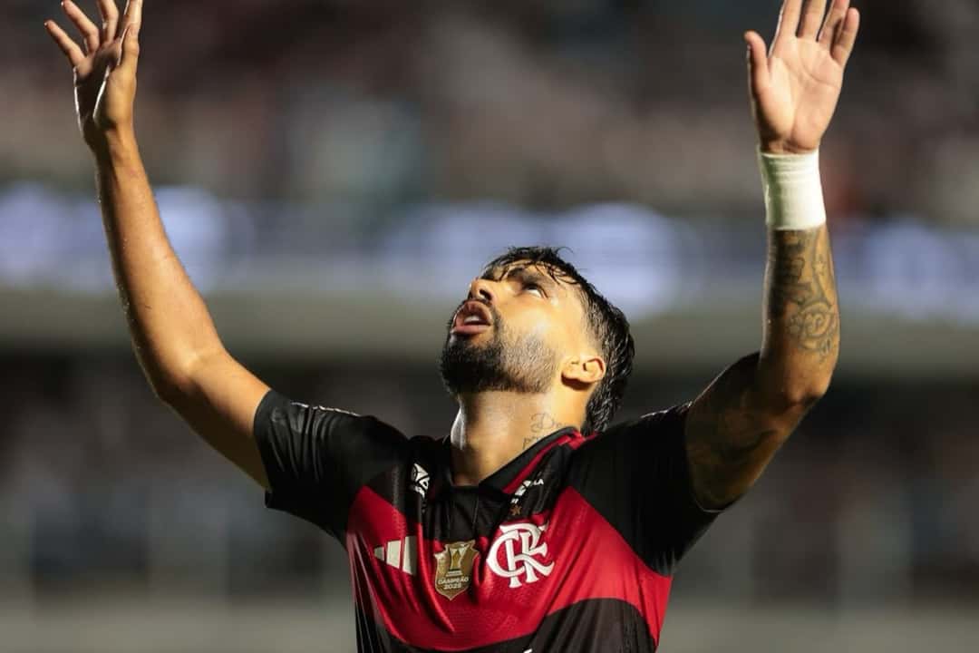 Lucas Paquetá mira al cielo con los brazos en alto después de su gol de cabeza ante Santos (foto: Gilvan de Souza / CRF)