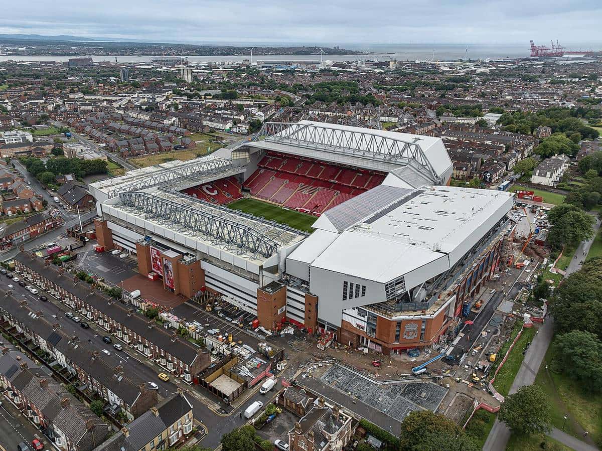 Vista aérea de Anfield, el estadio del Liverpool, con sus tribunas rojas y el barrio que lo rodea; foto de archivo de 2023 (foto: Arne Müseler, Wikimedia Commons, licencia CC BY-SA 3.0 DE)