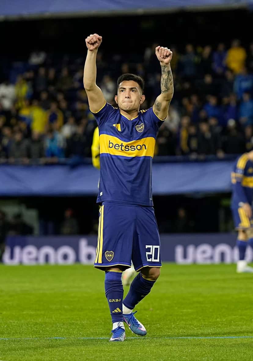 Alan Velasco levanta los brazos en La Bombonera durante la ida contra San Pablo