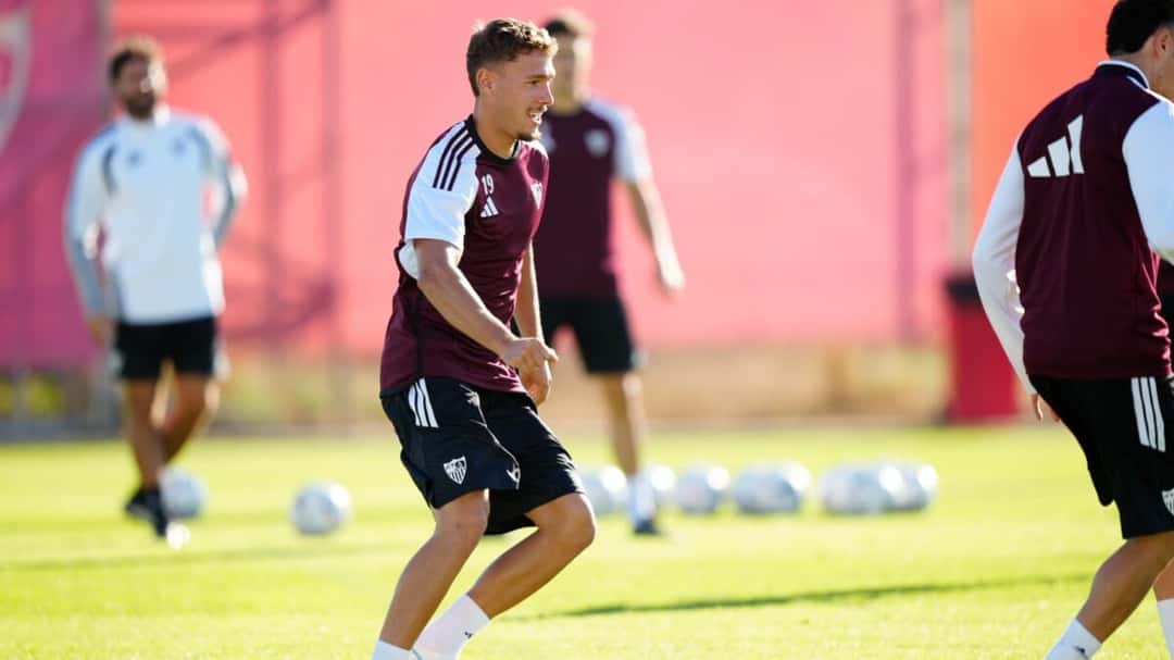 Un jugador del Sevilla, con ropa de entrenamiento bordó y blanca, en la práctica del sábado 24 de octubre (foto: Sevilla FC)