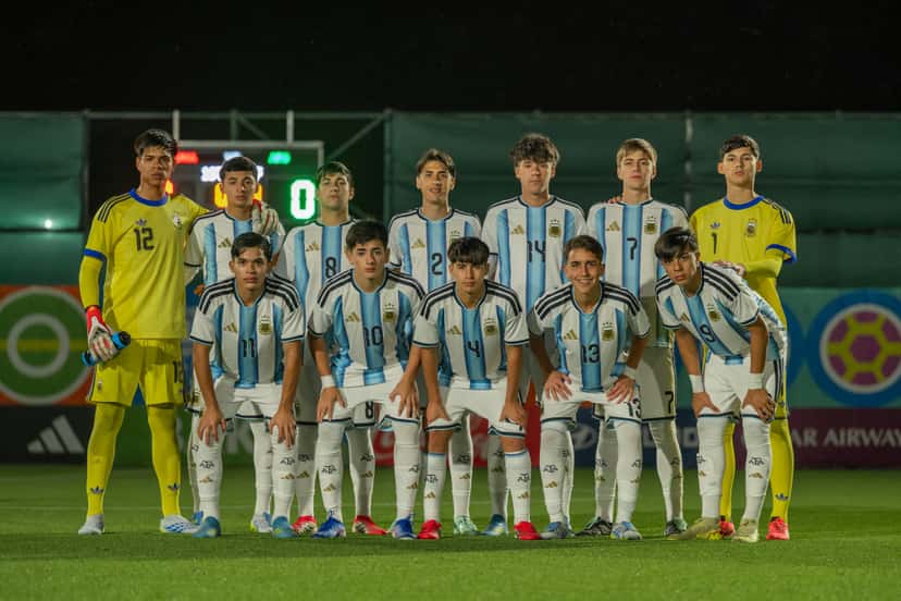 El plantel de la Selección argentina Sub-15, con camiseta celeste y blanca, posa para la foto oficial antes de un partido en el Complejo de Competición Hovsan, en Bakú (foto: prensa oficial de la AFA)