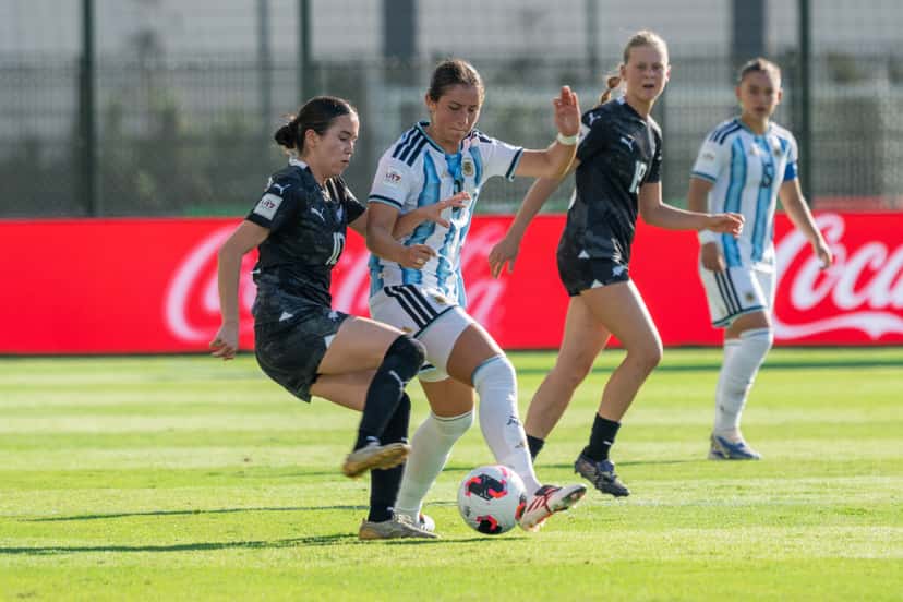 Jugadoras de la Selección argentina femenina Sub-17, con camiseta celeste y blanca, disputan la pelota con rivales de camiseta negra en un partido de la fase de grupos del Mundial en Rabat; foto de archivo (foto: prensa AFA)