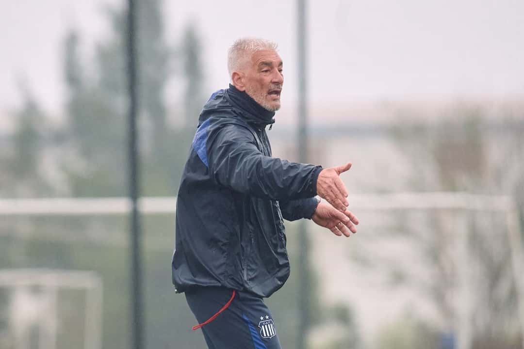 Omar De Felippe, entrenador de Talleres, da indicaciones durante el entrenamiento previo al clásico
