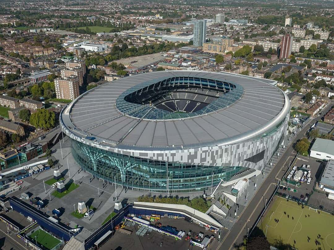 Vista aérea del Tottenham Hotspur Stadium, en el norte de Londres, con su techo gris y su fachada vidriada, rodeado por las calles y casas del barrio; foto de archivo de octubre de 2022 (foto: Arne Müseler, Wikimedia Commons, licencia CC BY-SA 3.0 DE)