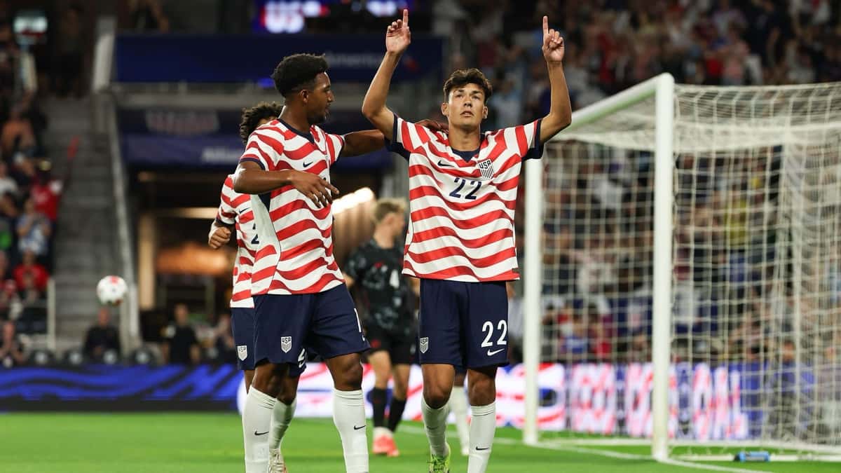 Justin Ellis, con la camiseta 22 a rayas rojas y blancas de Estados Unidos, festeja con los dos brazos en alto su gol a Canadá en el Allianz Field, abrazado por un compañero (foto: prensa oficial de US Soccer)
