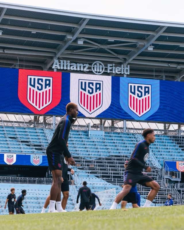 Jugadores de Estados Unidos entrenan en el Allianz Field el lunes 5 de octubre, con los escudos de la selección en la pantalla gigante del estadio. Foto: Taylor Banner / US Soccer