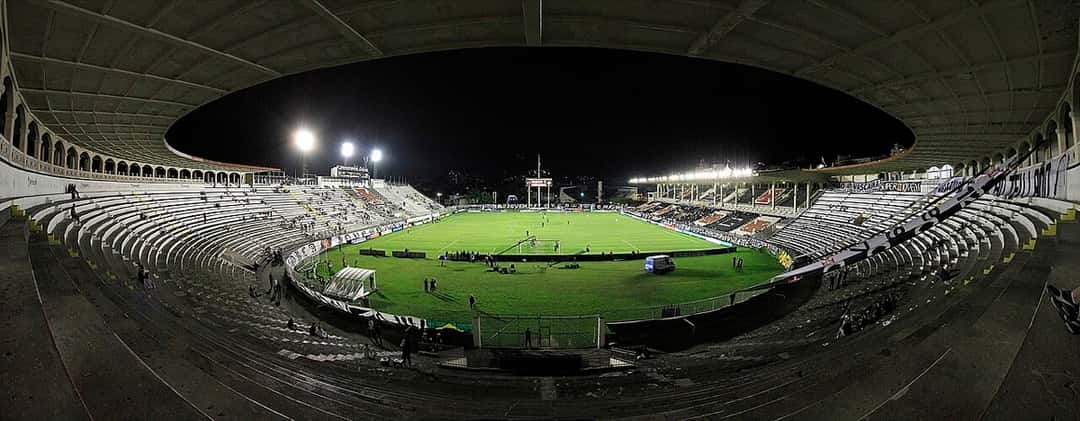 El estadio São Januário de noche, con las luces encendidas y las tribunas que rodean la cancha; foto de archivo de 2010 (foto: Alex Carvalho, Wikimedia Commons, licencia CC BY-SA 2.0)