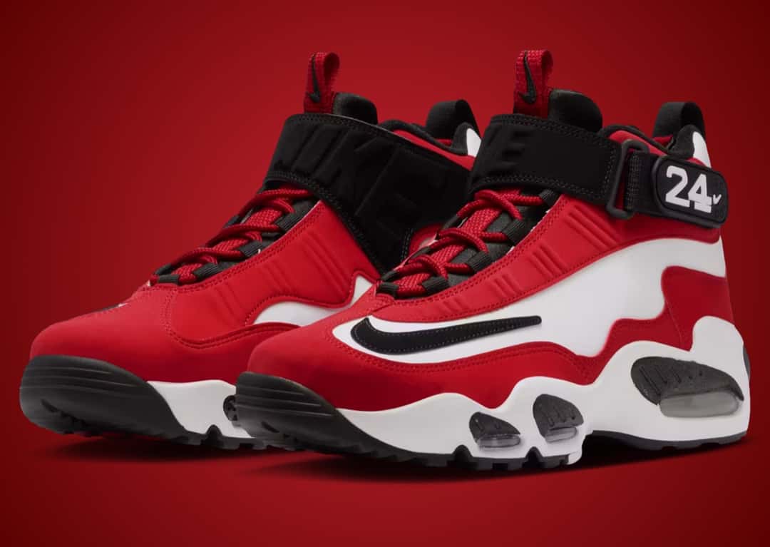 Par de Nike Air Griffey Max 1 Cincinnati Reds en vista tres cuartos sobre fondo rojo, con upper rojo y blanco, lengüeta y correa negras, cordones rojos y el 24 blanco en la correa