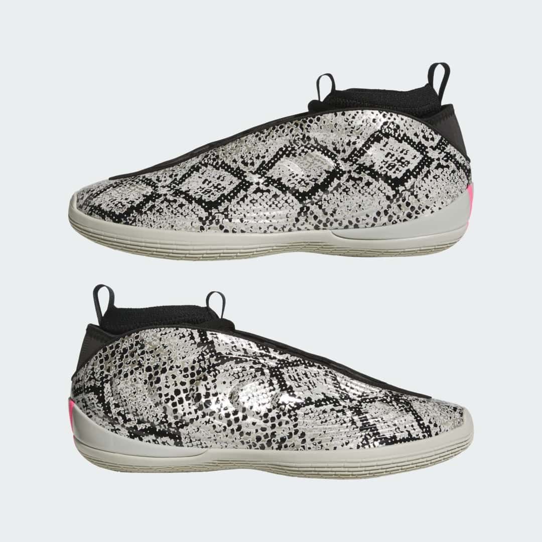 Par de adidas Harden Vol. 10 Snakeskin, uno sobre otro, mostrando ambos laterales con el estampado de rombos de víbora en negro sobre gris claro, la bota negra con tiradores y la suela color hueso