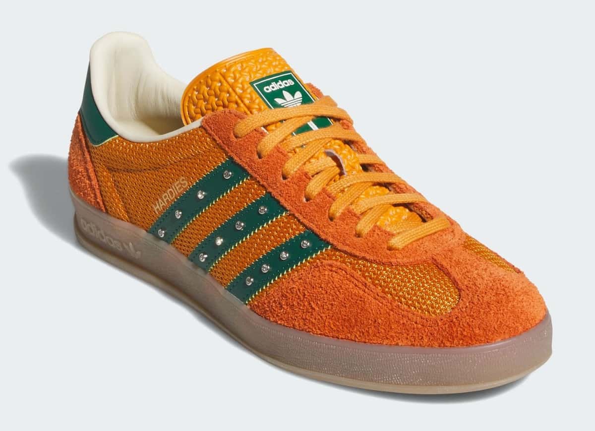 Hardies x adidas Gazelle Indoor vista lateral suede naranja