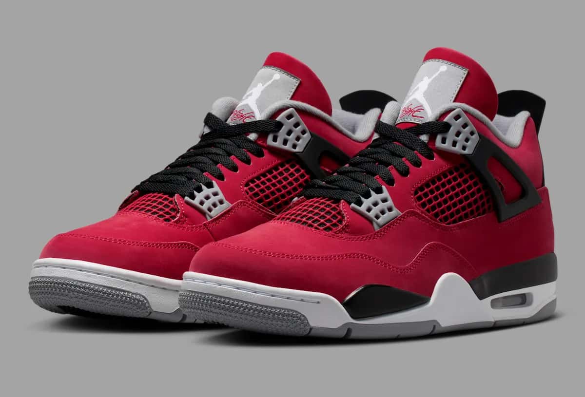 Air Jordan 4 Toro Bravo en colorway Fire Red, White, Black y Cement Grey