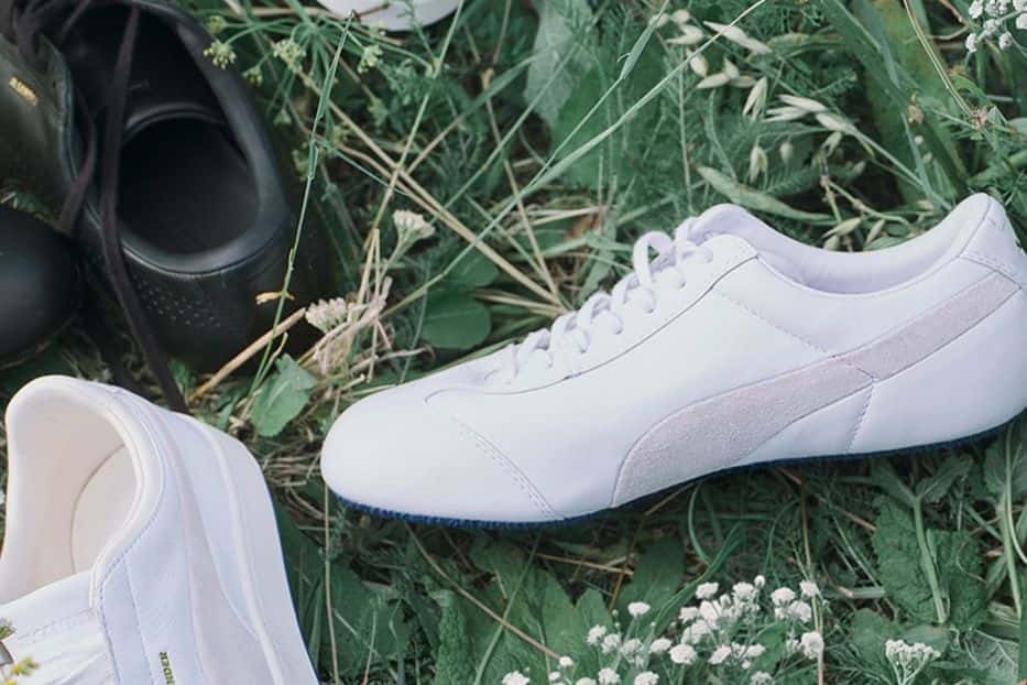 Zapatillas Jil Sander x PUMA blancas y negras sobre el pasto de la campaña de otoño-invierno 2026