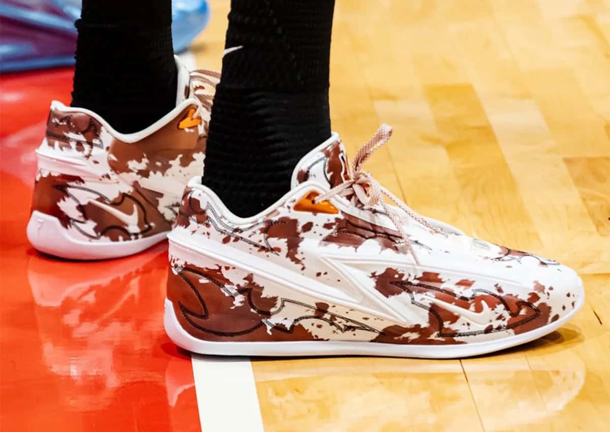 Nike KD 19 Texas de Kevin Durant con estampado de vaca marrón y blanco, sobre el parquet