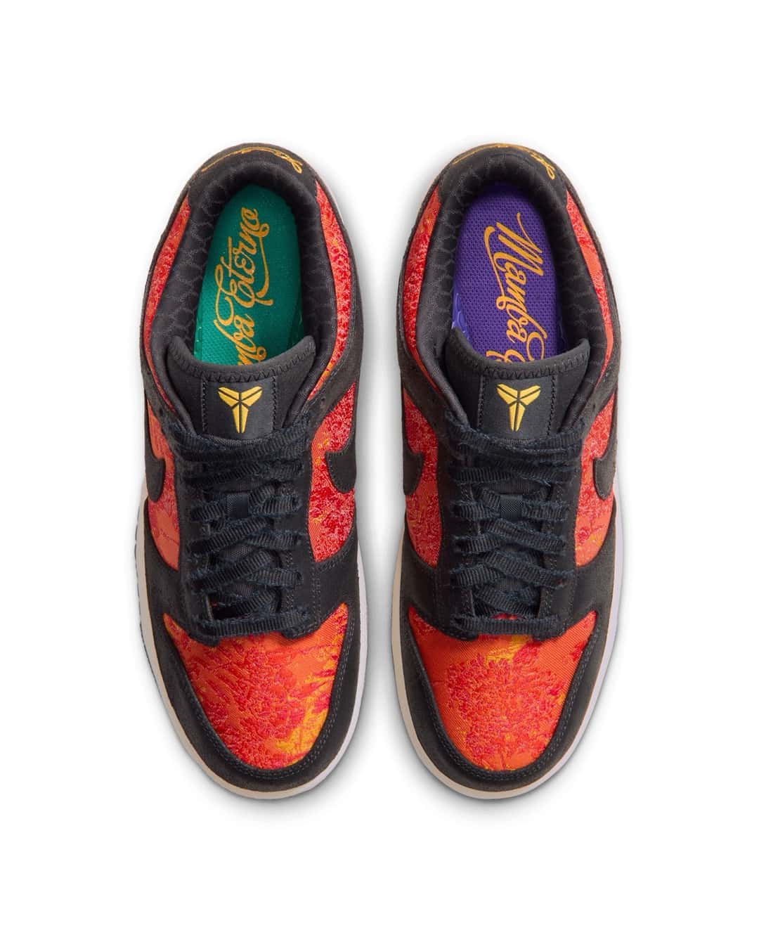 Vista desde arriba de la Nike Kobe Dunk Low Protro Mamba Eterno con una plantilla verde y otra violeta y el logo dorado de Kobe en la lengüeta