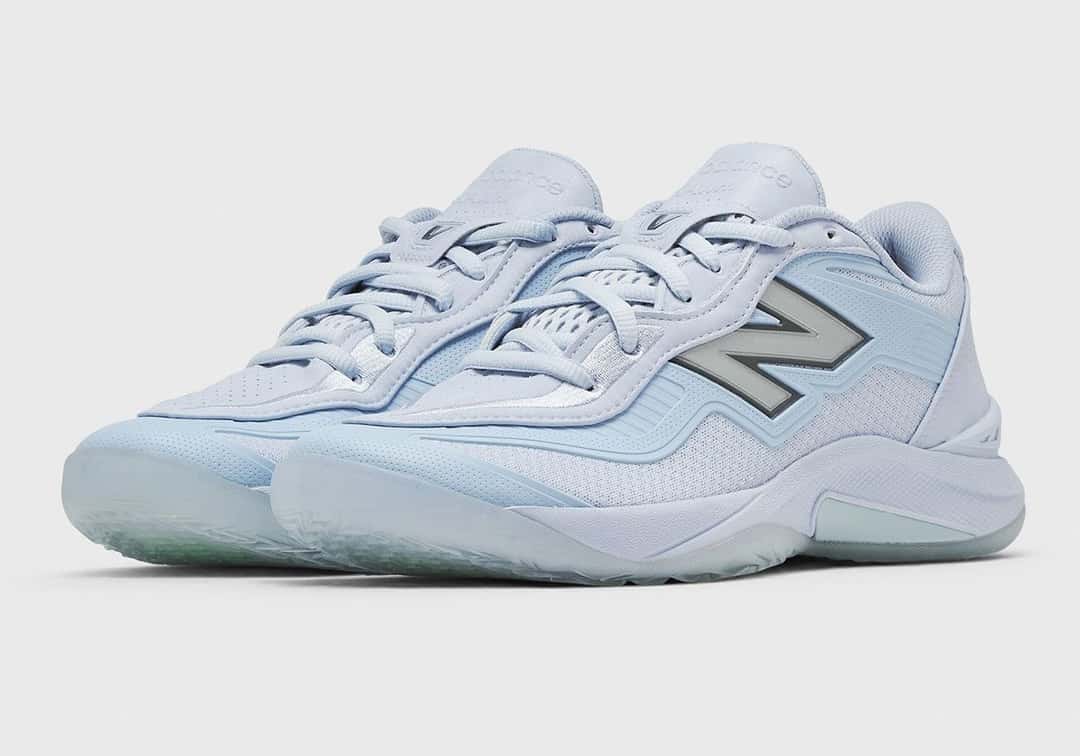 Par de New Balance Kawhi V Oxford Blue de frente, con los cordones celestes y la N plateada reflectiva