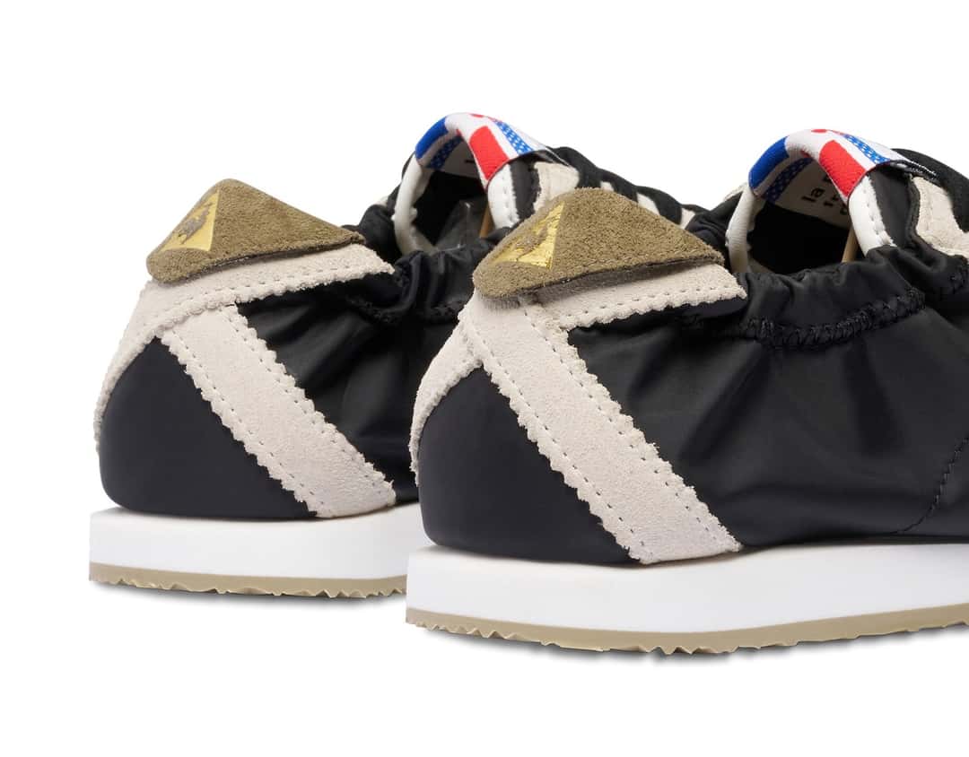 Detalle del talón elastizado de la vowels x Le Coq Sportif Wendon con aplique de gamuza oliva y etiqueta tricolor