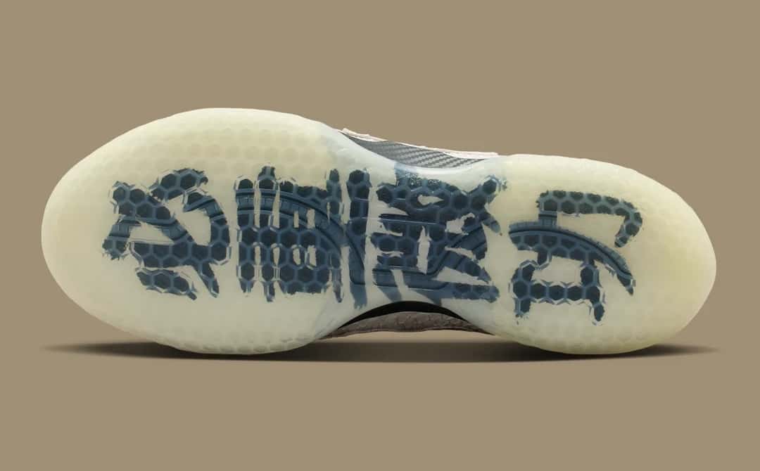 Suela translúcida de la Nike LeBron 24 Greater China con caracteres chinos en azul oscuro integrados en el patrón de tracción hexagonal