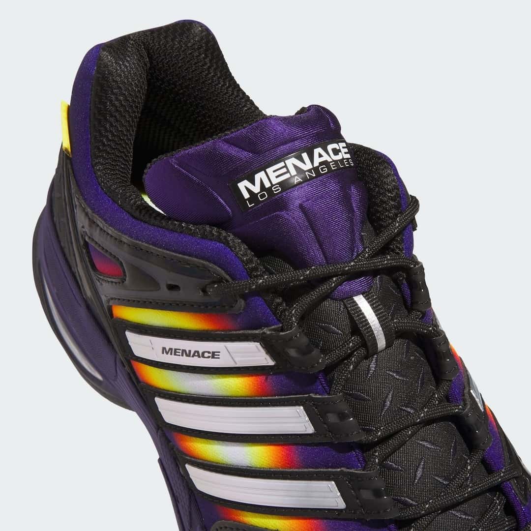 Vista desde arriba del MENACE x adidas Adistar Control 5 Heat Signature con la etiqueta MENACE Los Angeles en la lengüeta y la palabra MENACE sobre las Tres Tiras plateadas