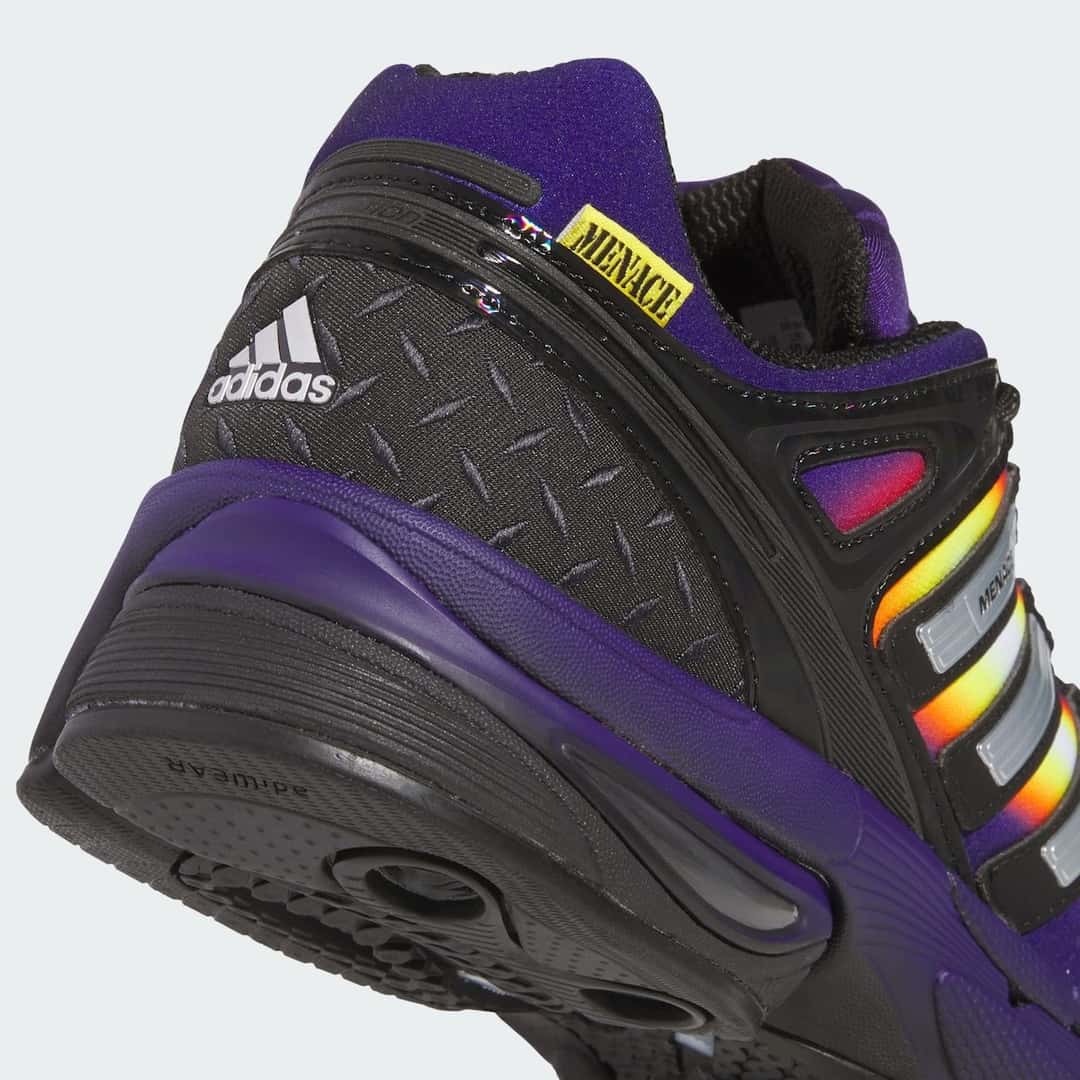 Talón del MENACE x adidas Adistar Control 5 Heat Signature con el panel de textura de chapa, el logo de adidas y la etiqueta amarilla de MENACE